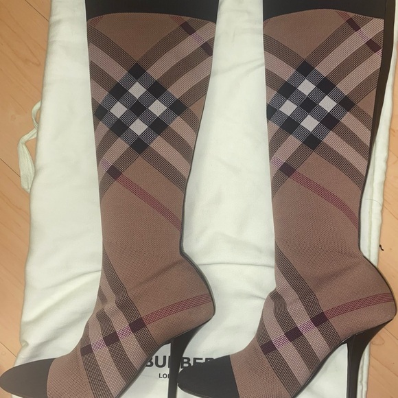 Burberry boots, worn once. It comes with the box, bag, authenticity card - Picture 1 of 10